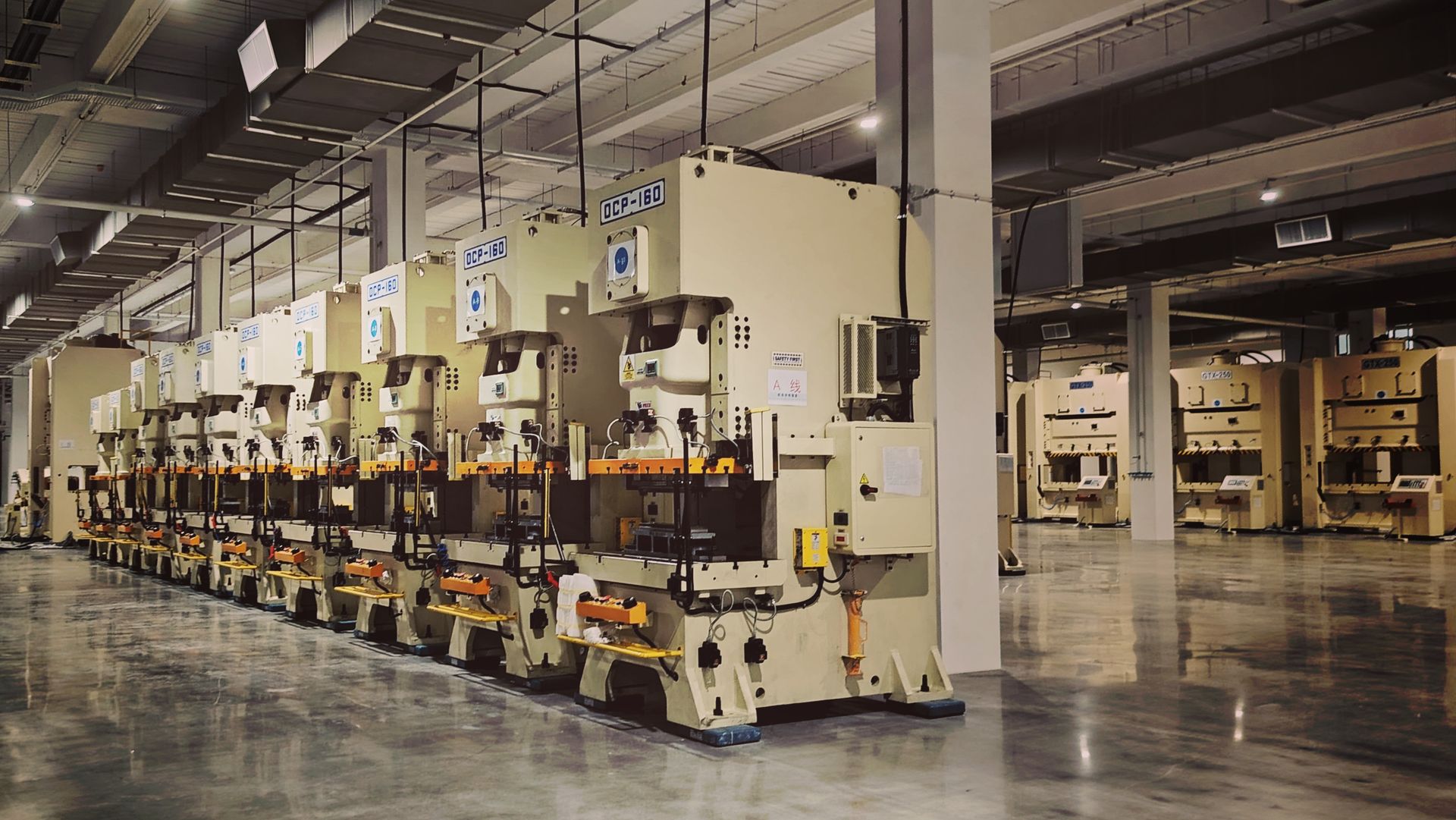 Industrial production line equipped with machinery